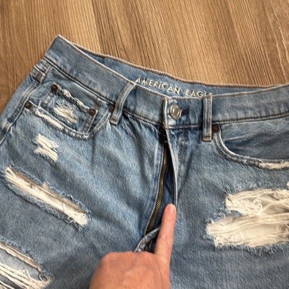 American Eagle Denim High Rise 90s Boyfriend Shorts Distressed Size 6 - Picture 3 of 6